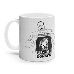 Op de afbeelding: Witte keramische mok met een zwart-wit illustratie. De illustratie toont een man die een bord vasthoudt met de tekst "Woman Pledges $7 million to charity" en "Pledge not synonymous DONATE".