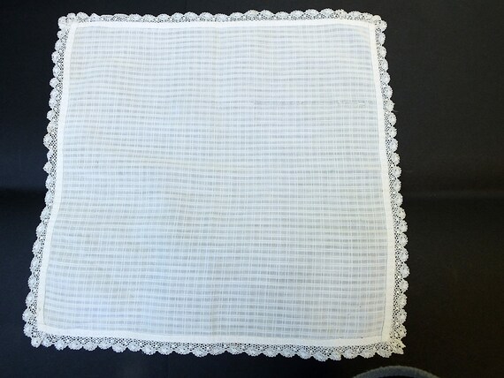 Fine linen handkerchief with crocheted lace edgin… - image 2