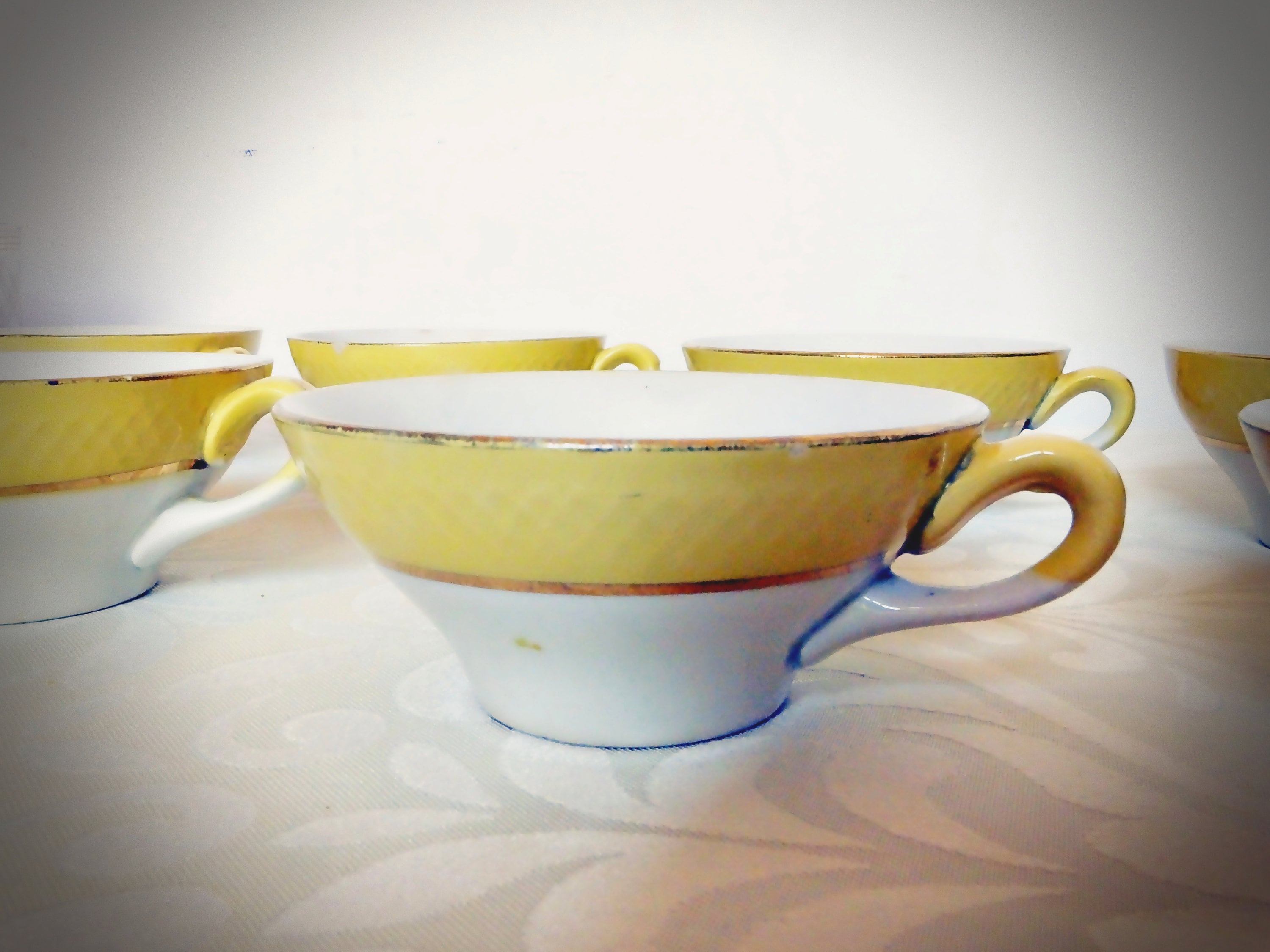 Tasses à Thé Des Années 1950/60/Demi-Tasse - Jaune Doux, Accent Doré, Blanc X 8 Motif de Croix Pied,