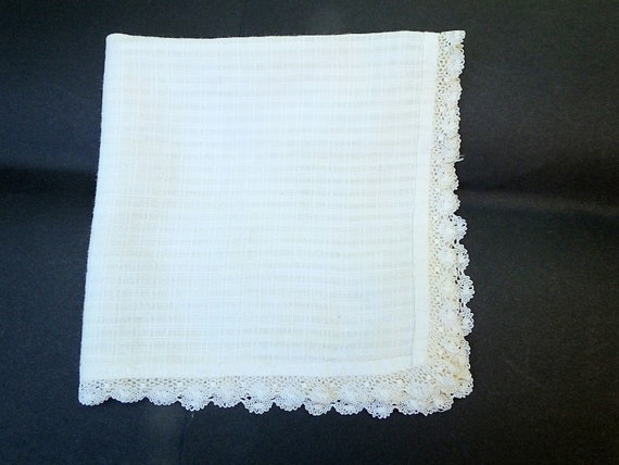 Fine linen handkerchief with crocheted lace edgin… - image 3