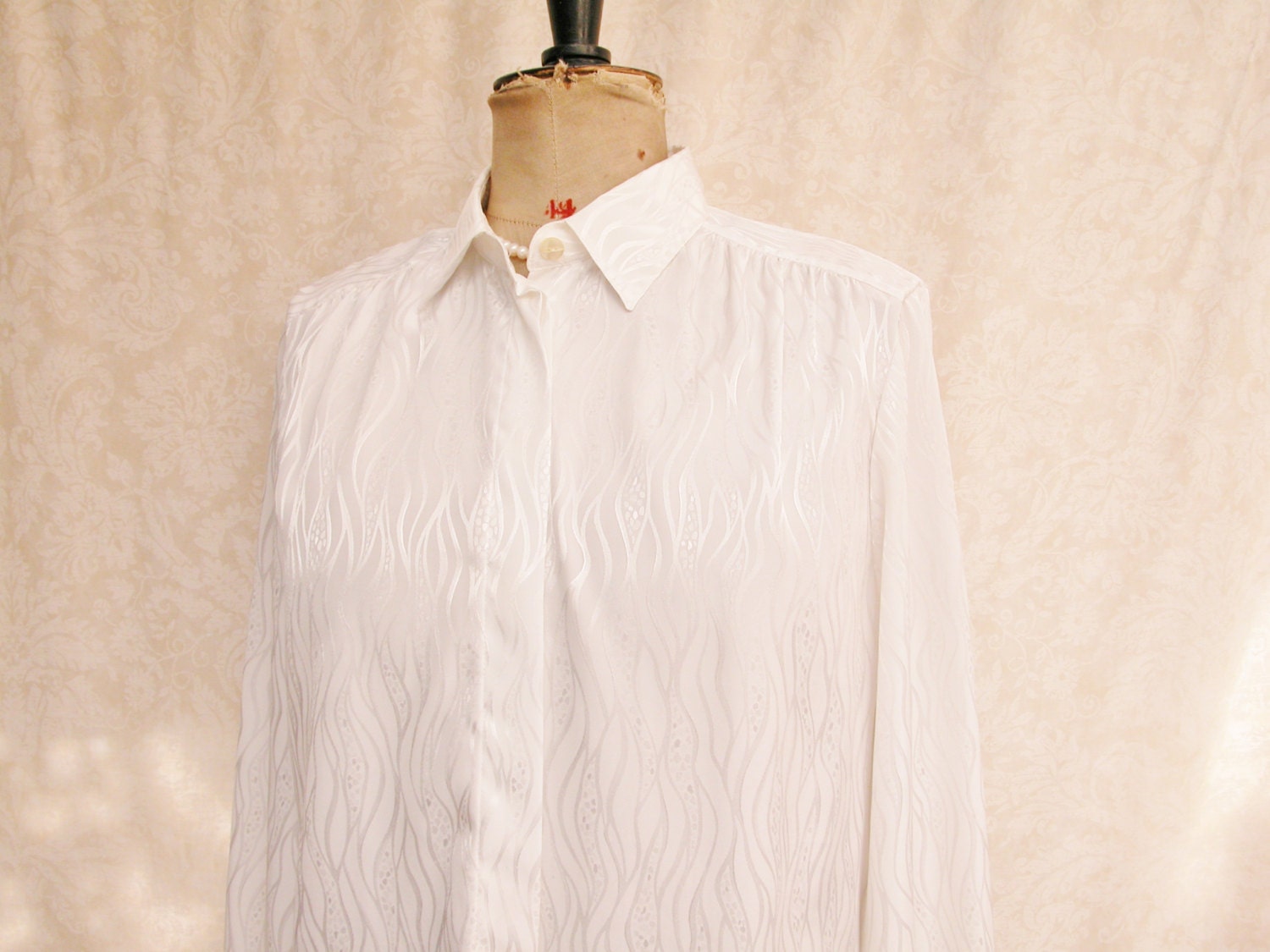 1980er Jahre weiße Bluse - Polyester - made in West Germany - medium - 42 - Schulterpolster - klassische Business Bekleidung