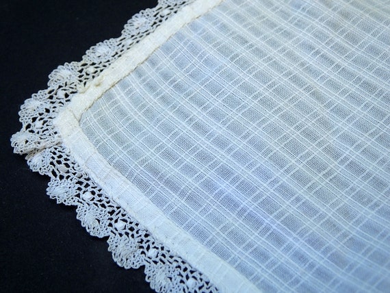 Fine linen handkerchief with crocheted lace edgin… - image 1