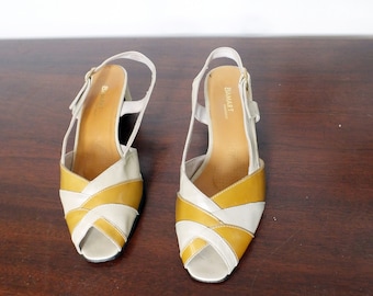 1960s/ 1950s mod vintage Damart sandalias francesas con espalda oscilante - mulas antiguas de oro y beige con correa en el tobillo, tacón grueso, peeptoe, cuero