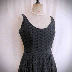 Robe classique des années 50 - Taille Moyenne - Robe d&#39;été en coton à oeillets - Parfait état - Bleu marine - Entièrement doublée - Jupe évasée, taille cintrée