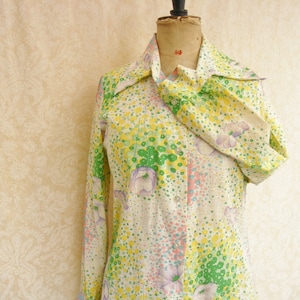 1960er Jahre Beeline Bluse - hellgrün und gelb floral Motiv mit übergroßen Kragen-Polyester-Baumwoll-Mix