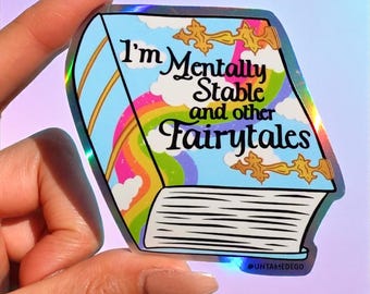 Pegatina "Mentalmente estable y otros cuentos de hadas": vinilo holográfico para libros, divertida pegatina de salud mental, calcomanía impermeable sarcástica