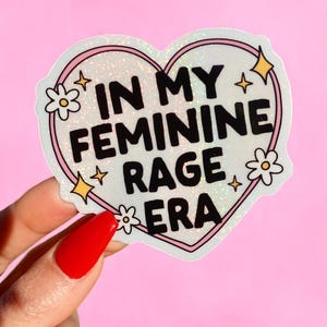 Adesivo "In My Feminine Rage Era" - Adesivo in vinile femminista con cuore olografico