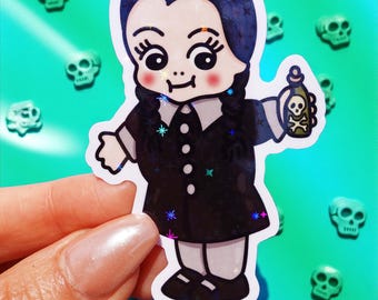 Könnte beinhalten: Ein Aufkleber mit einer Cartoonfigur in einem schwarzen Kleid mit weißem Kragen und Manschetten, die eine Giftflasche hält. Die Figur hat schwarze Zöpfe und einen strengen Ausdruck. Der Hintergrund ist türkis mit kleinen Totenkopf-Formen.