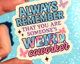 Immer sich an den seltsamen Coworker-Aufkleber erinnern - Lustige Arbeit Holographischer Aufkleber, Office-Humor-Aufkleber für Laptop, Wasserflasche oder Journal