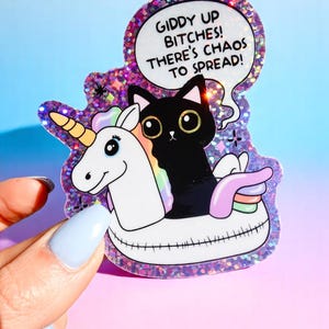 Adesivo Giddy Up Bitches - Adesivo in vinile olografico con gatto e unicorno divertenti - Adesivo impermeabile con citazione "Caos"