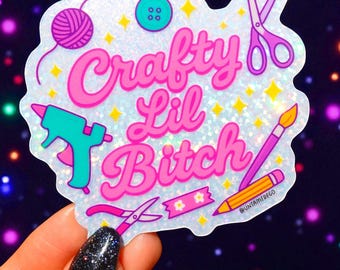 Crafty Lil Bitch Aufkleber – Lustiger Vinyl-Aufkleber für Bastler – Holografisch Glitzer-Bastelbedarf-Aufkleber – DIY Bastelgeschenk