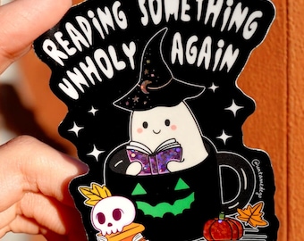 Sticker 'Reading Something Unholy Again', sticker voor boekenliefhebbers, spooksticker, Halloweensticker, Kindle-sticker, griezelig cadeau voor lezers