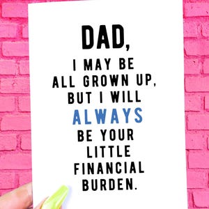 Papá, puede que ya sea mayor, pero siempre seré tu pequeña carga financiera. Tarjeta del Día del Padre: Tarjeta divertida del Día del Padre.