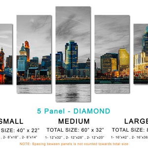 Pu&ograve; includere: Una stampa su tela a cinque pannelli a forma di diamante di una citt&agrave; notturna. La stampa presenta un ponte, edifici e un fiume. La stampa &egrave; disponibile in tre dimensioni: piccola (40" x 22"), media (60" x 32") e grande (80" x 42").