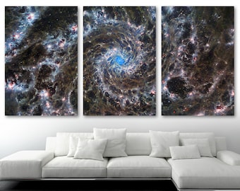 Puede incluir: Una impresión en lienzo de tres paneles que presenta una nebulosa en espiral en tonos de azul, blanco y rojo sobre un fondo negro. La nebulosa está rodeada de un campo de estrellas.