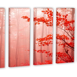 Op de afbeelding: Een vijfdelige canvasprint die een mistige bossc&egrave;ne met rode bladeren toont. De bomen zijn hoog en slank, en de bladeren zijn een levendige rode kleur. De mist cre&euml;ert een zachte, etherische sfeer.