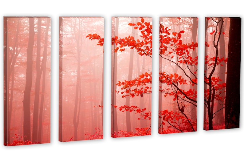 Op de afbeelding: Een vijfdelige canvasprint die een mistige bossc&egrave;ne met rode bladeren toont. De bomen zijn hoog en slank, en de bladeren zijn een levendige rode kleur. De mist cre&euml;ert een zachte, etherische sfeer.