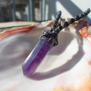 Collar de punta de cristal de amatista, collar de amatista de cristal, collar de piedra de macramé, colgante de amatista boho, chakra del tercer ojo