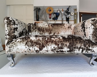 Cama para perros hecha a mano de espuma viscoelástica de terciopelo triturado con tachuelas y patas cromadas