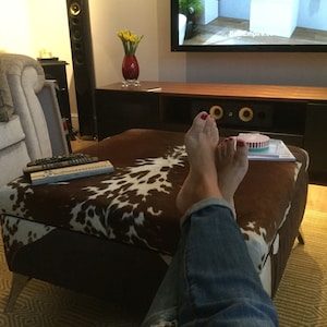 Ręcznie wykonany puf ze skóry bydlęcej: płynne połączenie elegancji i funkcjonalności