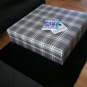 Grande poggiapiedi/tavolino moderno imbottito – 1 m x 1 m