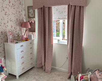 Puede incluir: Un dormitorio con una cómoda blanca de pomos rosas, una lámpara rosa y una alfombra de piel sintética rosa. Una ventana está decorada con cortinas de color rosa empolvado hasta el suelo y un faldón a juego, junto a un estor floral.