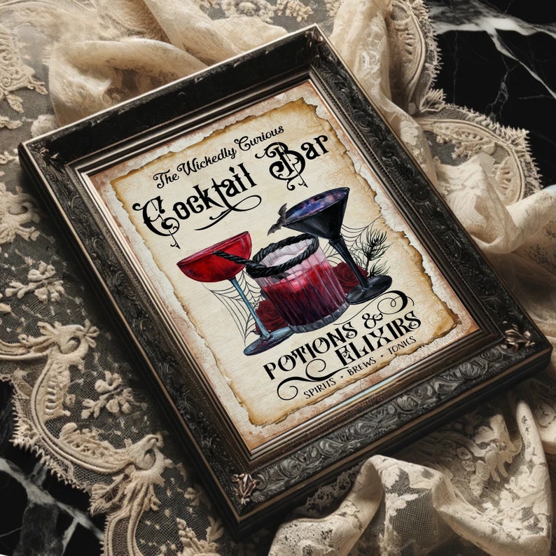 K&ouml;nnte beinhalten: Ein gerahmter Kunstdruck mit der Aufschrift The Wickedly Curious Cocktail Bar Potions & Elixirs Spirits Brews Tonics. Die Illustration zeigt ein rotes Cocktailglas, ein dunkles Glas mit schwarzem Rand und ein schwarzes Martiniglas mit Spinnweben.