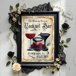 K&ouml;nnte beinhalten: Ein gerahmter Kunstdruck mit dem Text The Wickedly Curious Cocktail Bar Potions & Elixirs Spirits Brews Tonics. Die Illustration zeigt drei Cocktailgl&auml;ser mit roten und dunklen Fl&uuml;ssigkeiten, Spinnennetzen und einer Fledermaus auf Pergament.