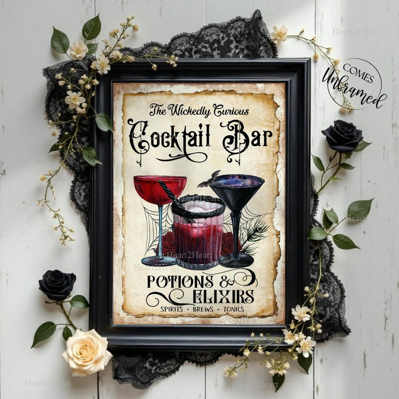 K&ouml;nnte beinhalten: Ein gerahmter Kunstdruck mit dem Text The Wickedly Curious Cocktail Bar Potions & Elixirs Spirits Brews Tonics. Die Illustration zeigt drei Cocktailgl&auml;ser mit roten und dunklen Fl&uuml;ssigkeiten, Spinnennetzen und einer Fledermaus auf Pergament.
