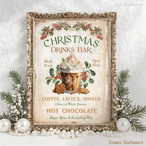 Op de afbeelding: Een ingelijst bord met de tekst CHRISTMAS DRINKS BAR, een illustratie van een mok met slagroom, en de woorden Made Fresh, Open Daily, COFFEE, LATTE'S, SHAKES, HOT CHOCOLATE, Choice of Winter flavours, en Sugar, Spice, & Everything Nice.
