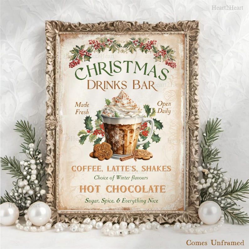 Op de afbeelding: Een ingelijst bord met de tekst CHRISTMAS DRINKS BAR, een illustratie van een mok met slagroom, en de woorden Made Fresh, Open Daily, COFFEE, LATTE'S, SHAKES, HOT CHOCOLATE, Choice of Winter flavours, en Sugar, Spice, & Everything Nice.