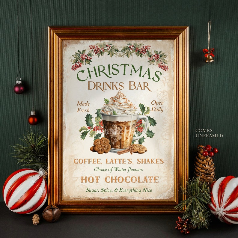 Op de afbeelding: Een rechthoekig ingelijst bord met de tekst CHRISTMAS DRINKS BAR, COFFEE, LATTE'S, SHAKES, HOT CHOCOLATE en Sugar, Spice, & Everything Nice. Het midden toont een mok koffie met slagroom, koekjes en hulstbessen in een illustratie.