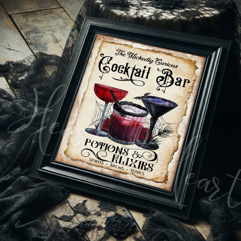 K&ouml;nnte beinhalten: Ein schwarz gerahmter Druck auf pergamentartigem Papier mit dem Text The Wickedly Curious Cocktail Bar Potions & Elixirs Spirits Brews Tonics. Die Abbildung zeigt drei Gl&auml;ser mit roten und dunklen Fl&uuml;ssigkeiten, Spinnenweben und eine kleine Fledermaus.