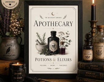 Puede incluir: Una lámina decorativa enmarcada titulada The Wickedly Curious Apothecary Potions & Elixirs, que muestra un mortero, una mano de mortero, una botella con etiqueta de calavera y hierbas. La impresión color crema incluye el texto Poisons, Balms, Tinctures.