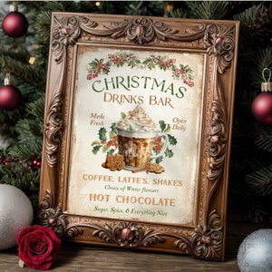 Op de afbeelding: Een rechthoekig bord in een sierlijke bruine lijst met de tekst CHRISTMAS DRINKS BAR, Made Fresh, Open Daily, COFFEE, LATTE'S, SHAKES, Choice of Winter flavours, HOT CHOCOLATE en Sugar, Spice, & Everything Nice met een illustratie van een mok.