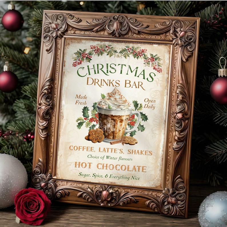Op de afbeelding: Een rechthoekig bord in een sierlijke bruine lijst met de tekst CHRISTMAS DRINKS BAR, Made Fresh, Open Daily, COFFEE, LATTE'S, SHAKES, Choice of Winter flavours, HOT CHOCOLATE en Sugar, Spice, & Everything Nice met een illustratie van een mok.