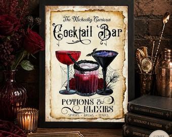 Puede incluir: Una lámina enmarcada titulada The Wickedly Curious Cocktail Bar Potions & Elixirs Spirits Brews Tonics. La imagen muestra tres copas de cóctel, un pequeño murciélago, telarañas y rosas rojas sobre un fondo con aspecto de pergamino.