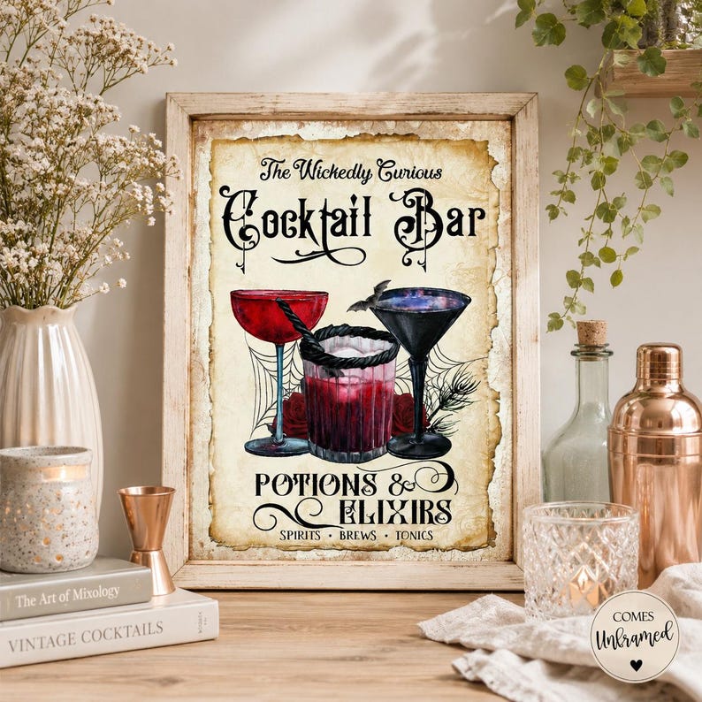 K&ouml;nnte beinhalten: Ein gerahmter rechteckiger Wandkunstdruck mit einem vintage Pergamenthintergrund, der den Text The Wickedly Curious Cocktail Bar Potions & Elixirs Spirits Brews Tonics zeigt, illustriert mit drei Cocktailgl&auml;sern, Spinnweben und roten Rosen.