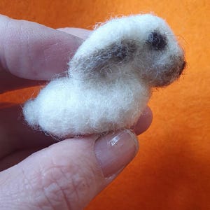 Handgefilzter, weißer Mini-Hase, handgefertigt aus Wolle, Miniaturskulptur, Figur, einzigartiges Geschenk, Naturmaterialien. Ostern, Frühling, Bauernhof
