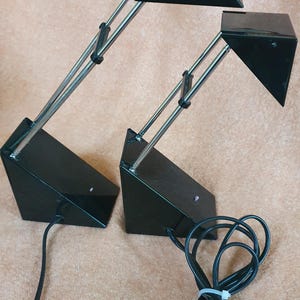 Vintage IKEA B9009 bordslampa från 1980-talet, utförd i minimalistisk, svart Memphis-stil med teleskoparm.
