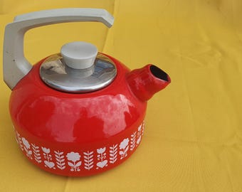 Bollitore vintage rosso smaltato con fischietto e motivo floreale bianco, risalente agli anni '70.