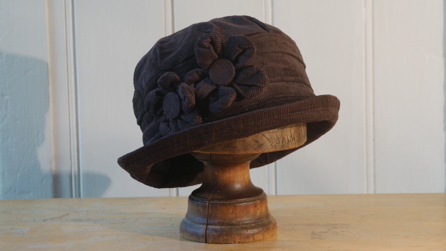 Womens rusty brown cloche felt hat. Classic 1920s style Hat