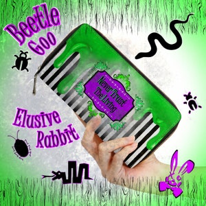 Gothic Beetle Goo Grün Schwarz Weiß Streifen Brieftasche Geldbörse Vegan Zip Kartenhalter Clutch Geschenk für sie Weihnachten Geburtstag kleinen Saft Halloween