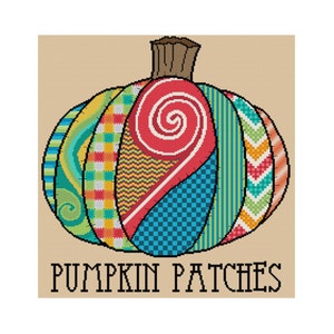 Puede incluir: Una calabaza de patchwork colorida con un tallo marrón. La calabaza está hecha de diferentes patrones, incluyendo rayas, lunares y remolinos. El texto "PUMPKIN PATCHES" está escrito debajo de la calabaza.