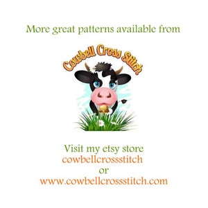 Pode incluir: Uma vaca de desenho animado com um sino ao redor do pesco&ccedil;o, vestindo um casaco manchado de preto e branco, com o texto "Cowbell Cross Stitch" em um c&iacute;rculo verde ao redor. O texto "Visite minha loja etsy cowbellcrossstitch ou www.cowbellcrossstitch.com" est&aacute; abaixo da imagem.