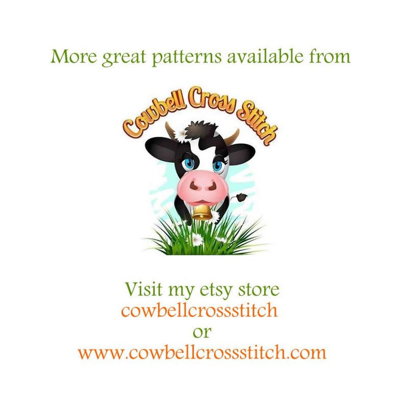 Pode incluir: Uma vaca de desenho animado com um sino ao redor do pesco&ccedil;o, vestindo um casaco manchado de preto e branco, com o texto "Cowbell Cross Stitch" em um c&iacute;rculo verde ao redor. O texto "Visite minha loja etsy cowbellcrossstitch ou www.cowbellcrossstitch.com" est&aacute; abaixo da imagem.