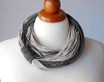 Sage Grey Bib Halskette: Handgemachte Statement-Seide & Baumwollkordel