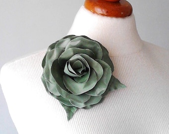 Große Seidenblumenbrosche, handgefertigt, auffällige Stoffbrosche.