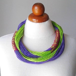 Große bauchige Lätzchen Halskette für Frauen mit lila, rosa und limettengrün leuchtenden Farben, Leinen Schmuck, Hanf Schmuck, Seidenkette