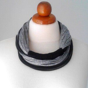 Collar con bufanda gris: joyería bohemia chic hecha a mano
